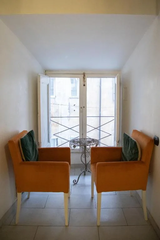 Deluxe Double Room with Twin Beds — Flowers Apartments Rome City Center