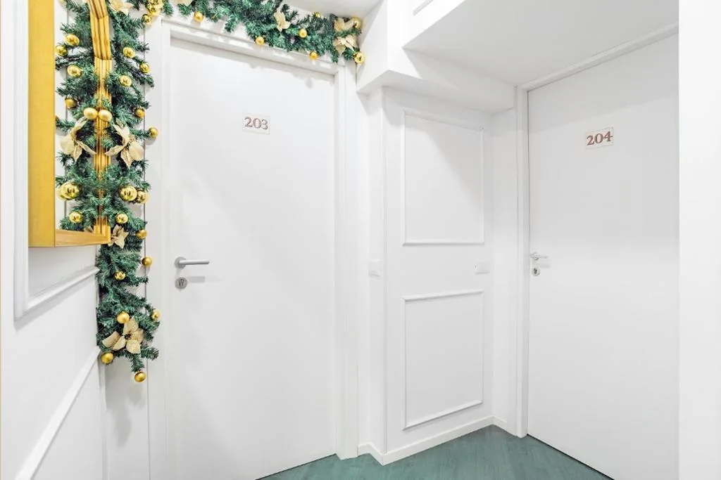 Camera Deluxe Doppia con Letti Singoli — Glint House Roma Sapienza