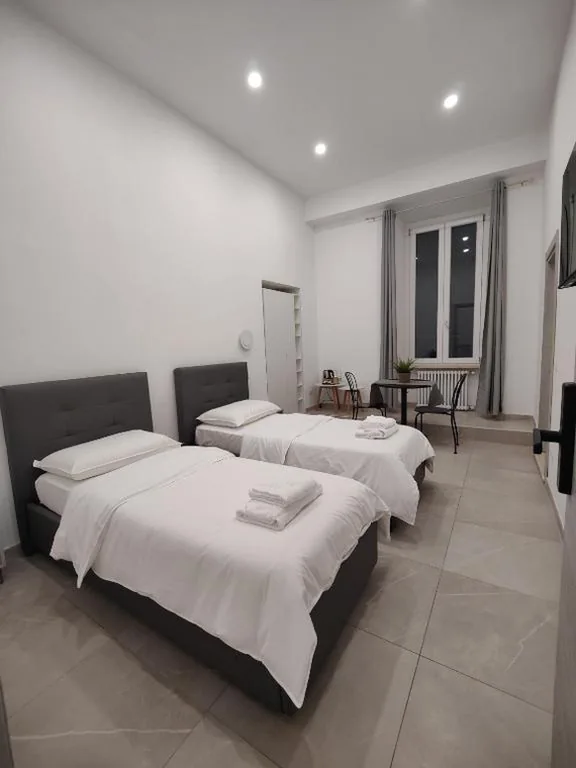 Camera Deluxe Doppia con Letti Singoli — Lifestyle 168 Guest House