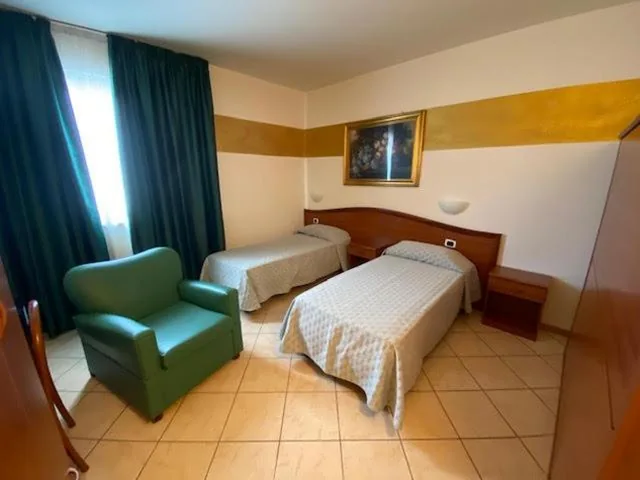 Deluxe Double Room with Single Beds — Mini Hotel