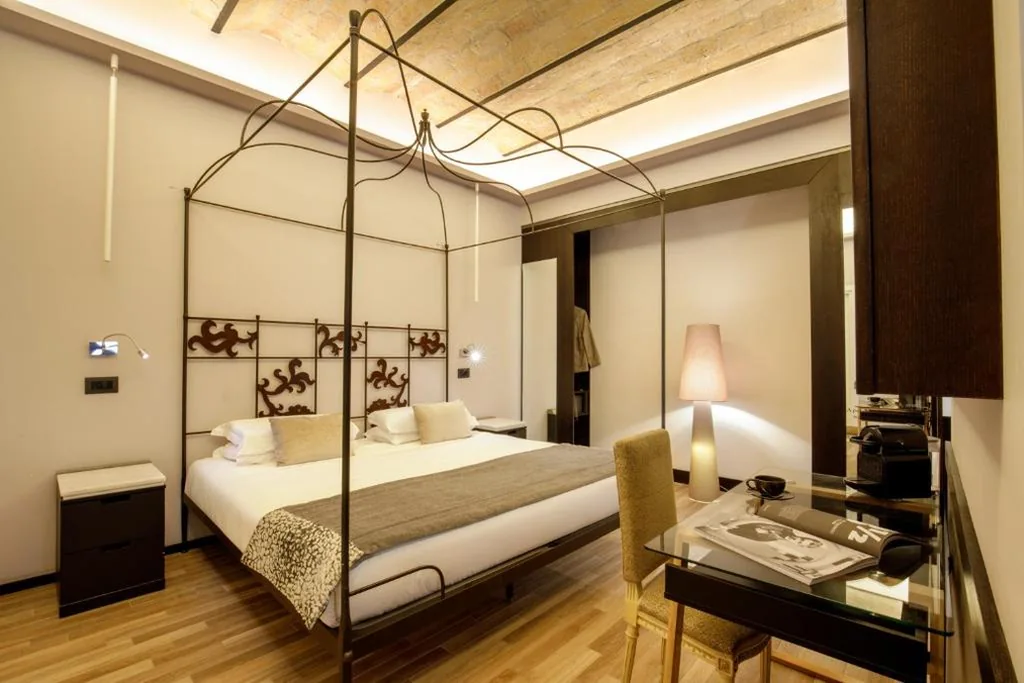 Deluxe Room — Flâneur Suites Corso
