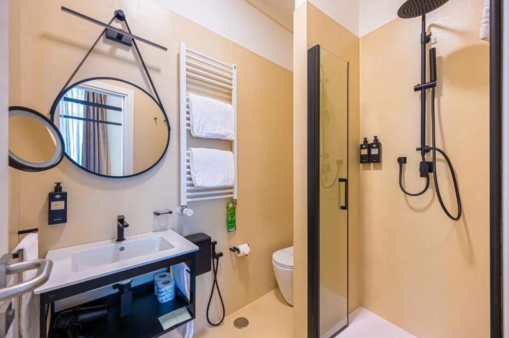 Camera Deluxe — Four Rivers Suites