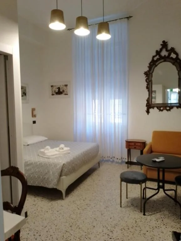 Deluxe Room — Glam Resort Luxury Lorenzo