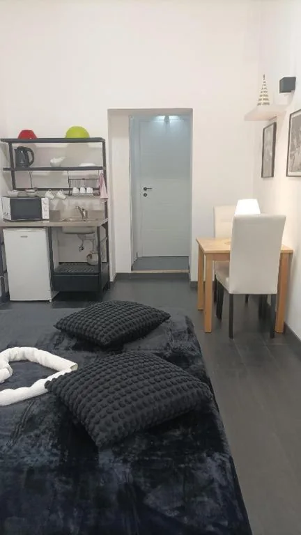 Deluxe Room — little roma apartment