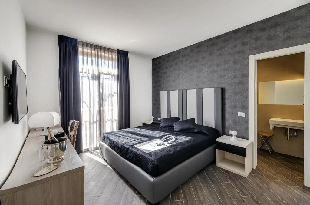 Deluxe Double Room with Whirlpool Bath — Blue Inn Luxury Suites