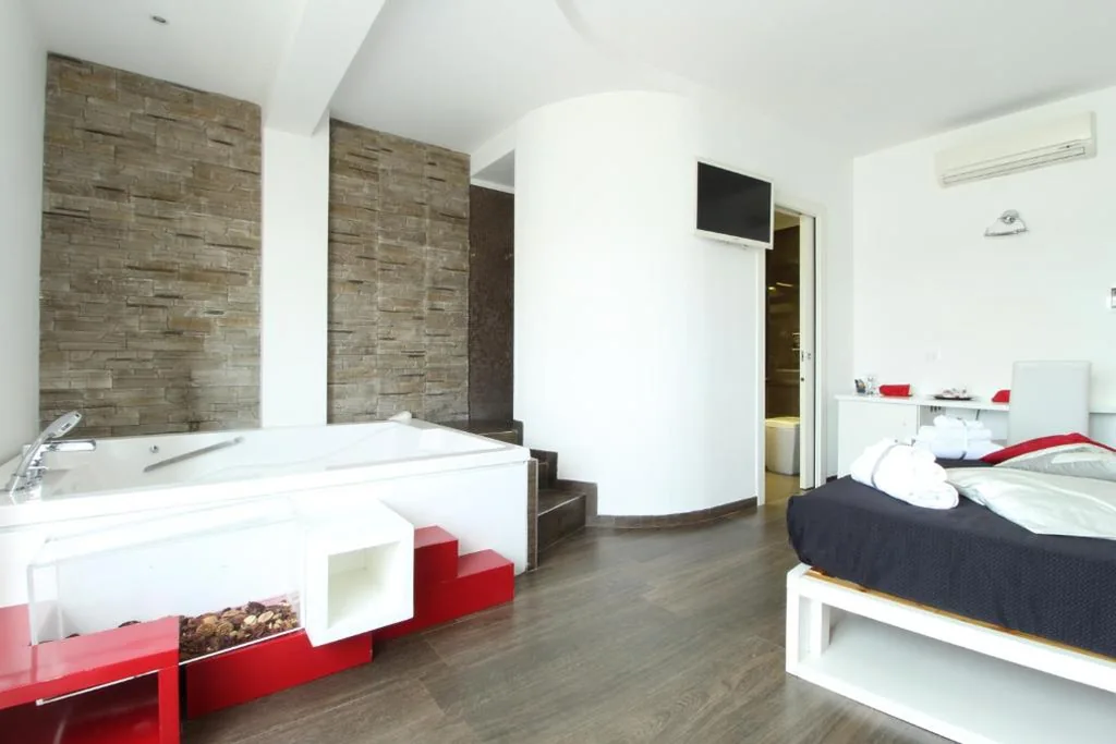 Deluxe Double Room with Whirlpool Tub — Caos Calmo