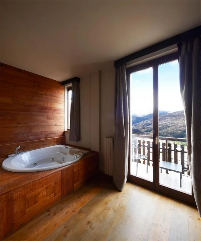 Deluxe Double Room with Whirlpool Bath — Chaberton Lodge & Spa