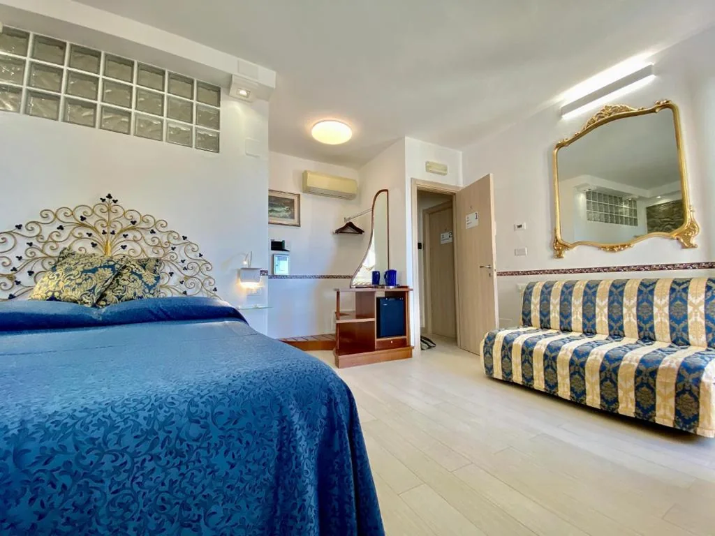 Deluxe Double Room with Sea View — Giovanni Rooms Manarola