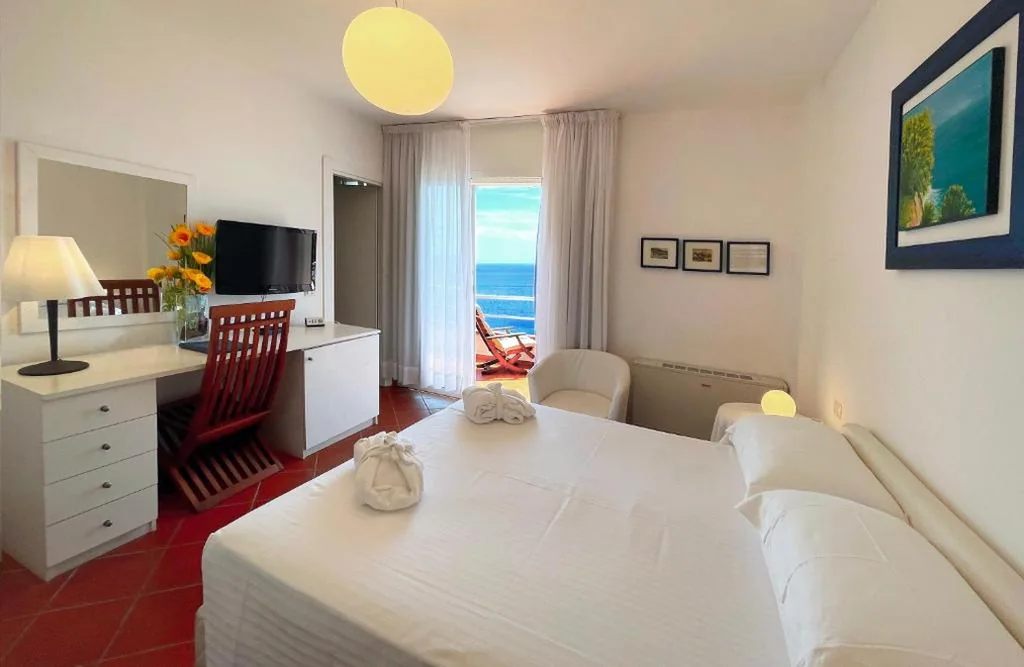 Camera Deluxe Matrimoniale con Vista Mare — Hotel Claudio
