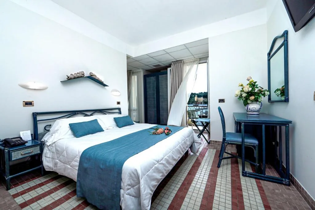 Deluxe Double Room with Sea View — Hotel Della Baia