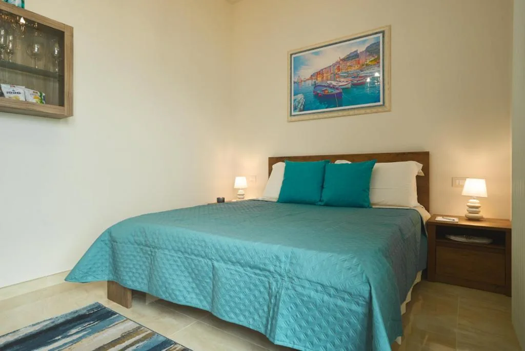 Deluxe Double Room with Sea View — Villa dei Poeti