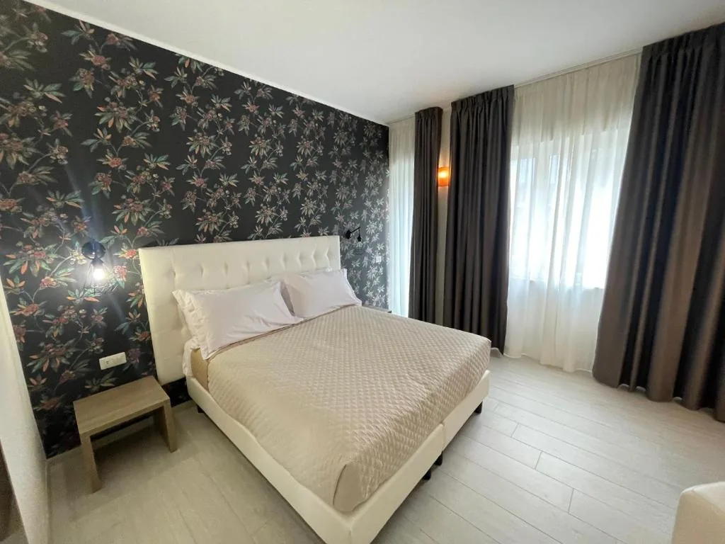 Camera Deluxe Matrimoniale/Doppia con Letti Singoli con Balcone — Castrichella Smart Boutique Hotel Rome Airport