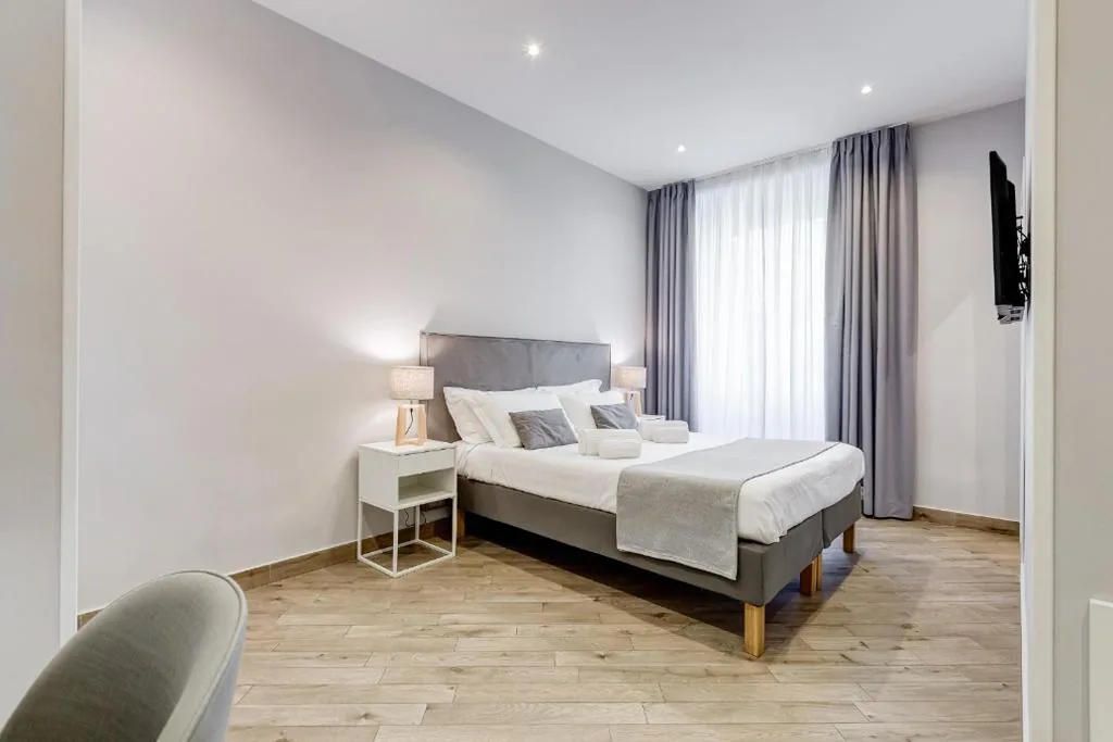 Camera Deluxe Matrimoniale/Doppia con Letti Singoli — Colonna Luxury Suites