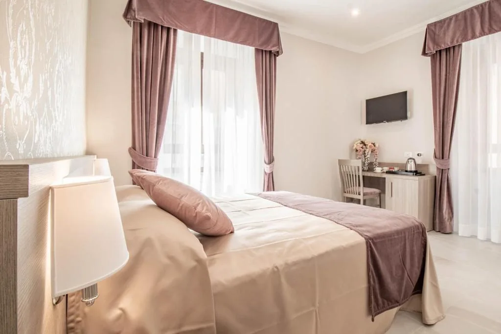 Camera Deluxe Matrimoniale/Doppia con Letti Singoli — DANY GUEST HOUSE
