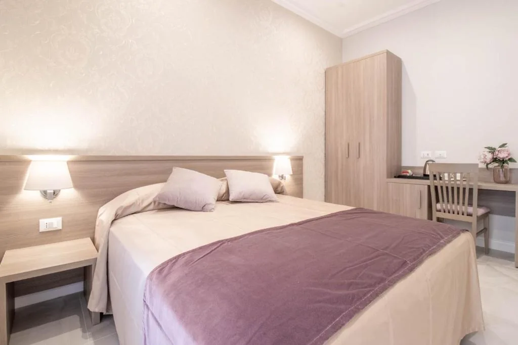 Camera Deluxe Matrimoniale/Doppia con Letti Singoli — DANY GUEST HOUSE