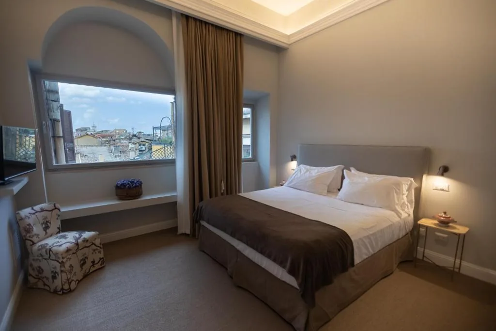 Camera Deluxe Matrimoniale/Doppia con Letti Singoli con Vista Città — Domus 21 Luxury Suites