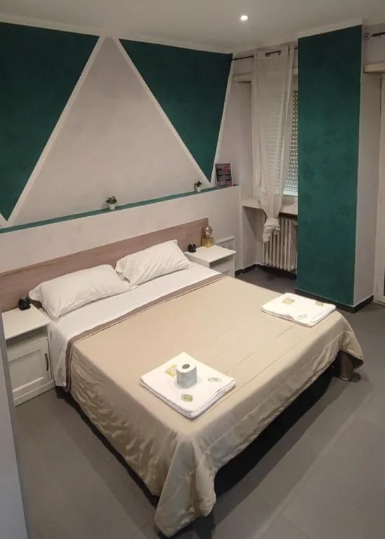 Camera Deluxe Matrimoniale/Doppia con Letti Singoli — Eden guest house
