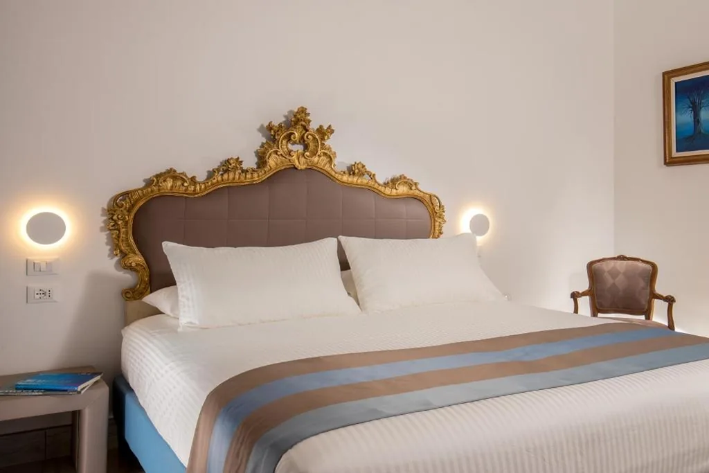 Camera Deluxe Matrimoniale/Doppia con Letti Singoli — GCF Luxury Suites, Guest house