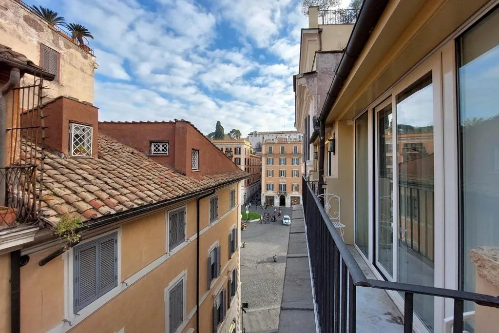 Deluxe Double/Twin Room with Balcony — HELMIRAGE Piazza di Spagna Suite