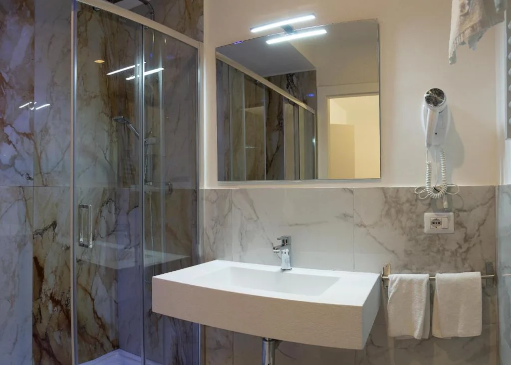 Camera Deluxe Matrimoniale/Doppia con Letti Singoli — Home at Rome St. Peter Rooms&Apartment