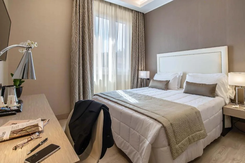 Camera Deluxe Matrimoniale/Doppia con Letti Singoli — Hotel Genova