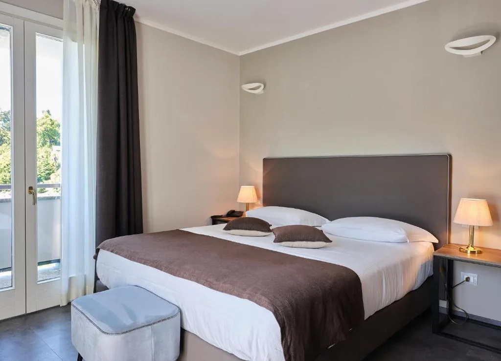 Camera Deluxe Matrimoniale/Doppia con Letti Singoli con Vista Lago — Hotel Ghiffa