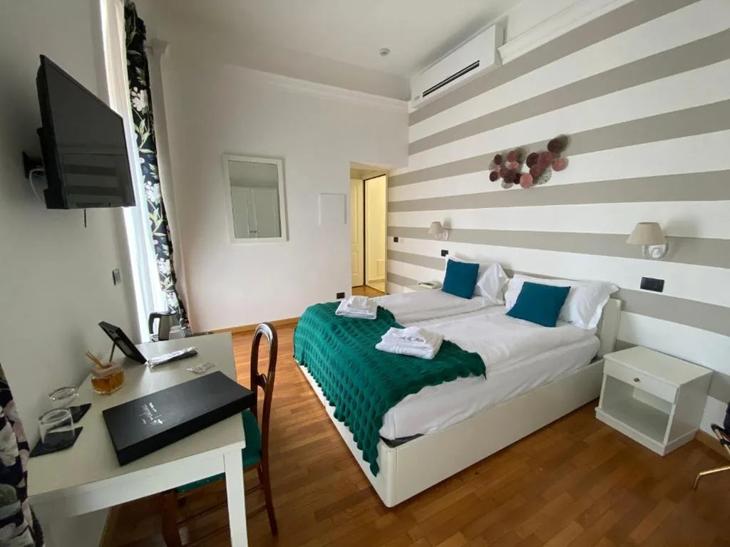 Camera Deluxe Matrimoniale/Doppia con Letti Singoli con Balcone e Vista Lago — Hotel La Fontana