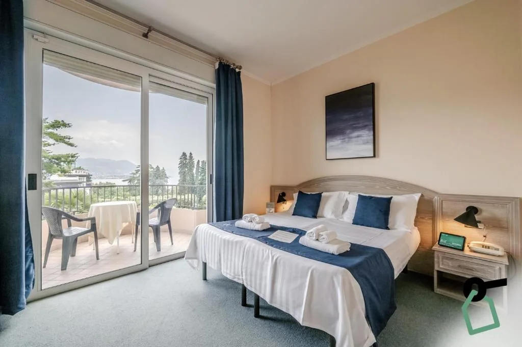 Camera Deluxe Matrimoniale/Doppia con Letti Singoli con Vista Lago — Hotiday Room Collection – Stresa