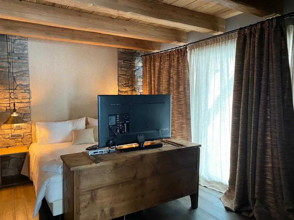 Deluxe Double/Twin Room with Spa Access — Les Neiges D’Antan