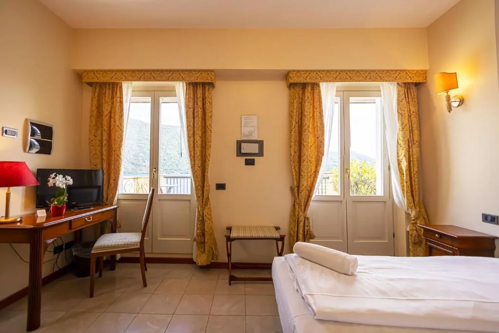 Deluxe Double/Twin Room with Terrace and Lake View — LVG Hotel Collection – Il Portico