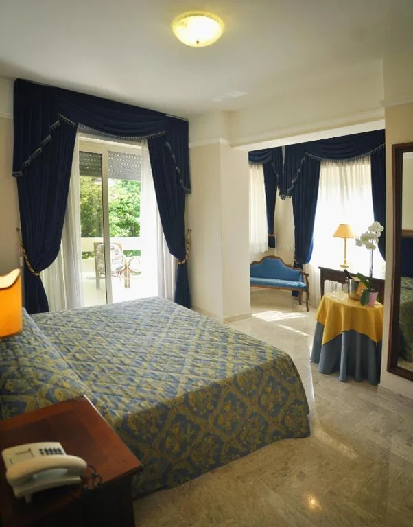 Deluxe Double/Twin Room with Whirlpool Tub — Mondial Park Hotel