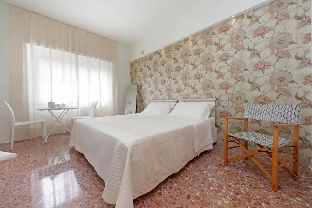 Camera Deluxe Matrimoniale/Doppia con Letti Singoli con Balcone — On Rome Affittacamere o GuestHouse
