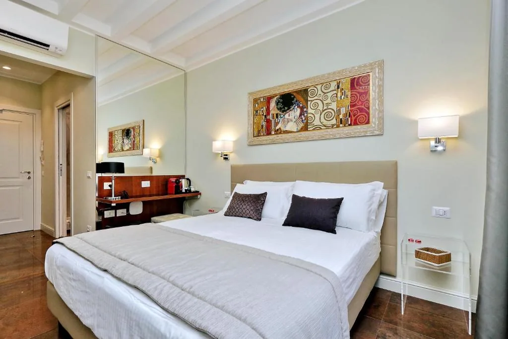 Camera Deluxe Matrimoniale/Doppia con Letti Singoli con Vista Città — Piazza Venezia Grand Suite