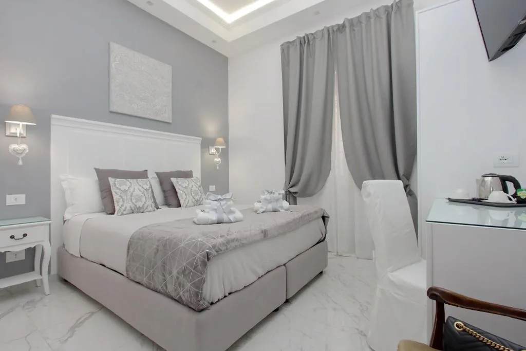 Deluxe Double/Twin Room — Roman Holiday Colosseo