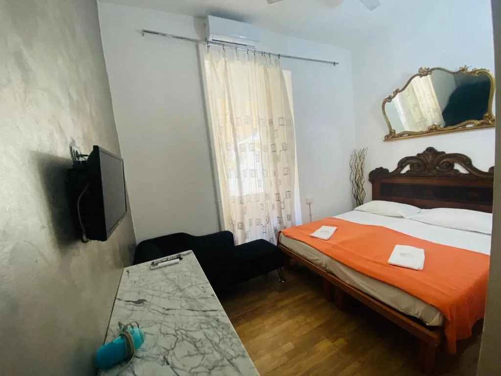 Deluxe Double/Twin Room with Single Beds — Roman Place Affittacamere