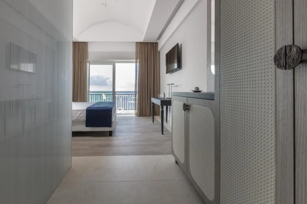 Deluxe Double/Twin Room with Sea View — Summit Hotel