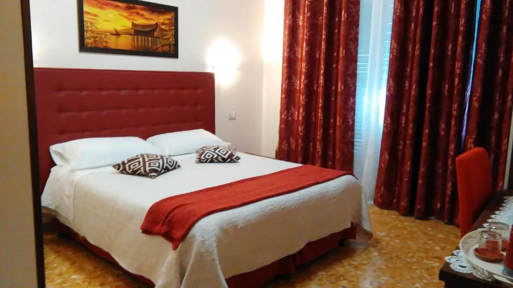 Deluxe Double/Twin Room with Balcony — Vatican Golden Rooms