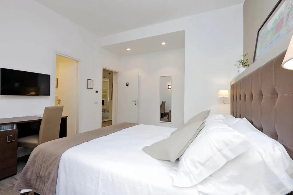 Deluxe Double/Twin Room with City View — Victory Rooms