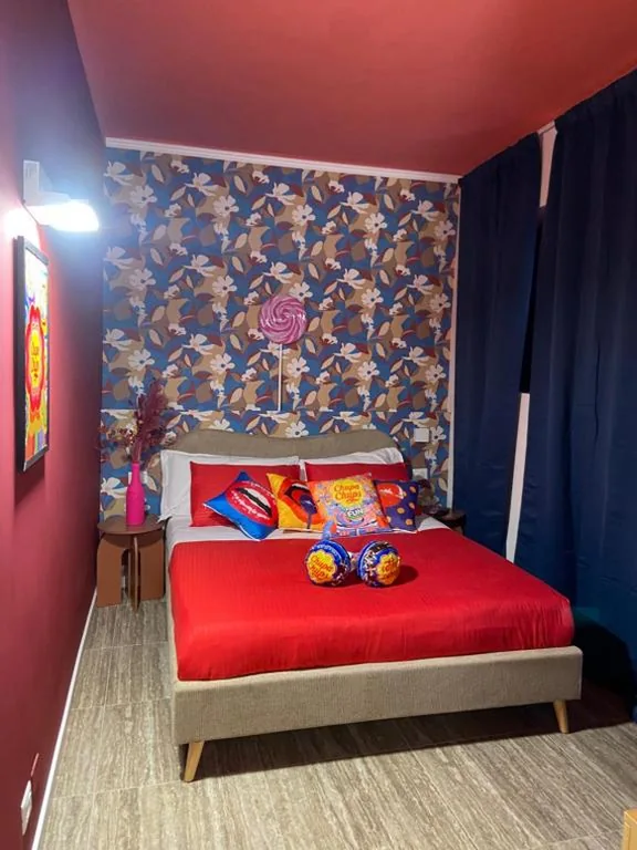 Camera Deluxe — One Of One Rooms – COLOSSEUM