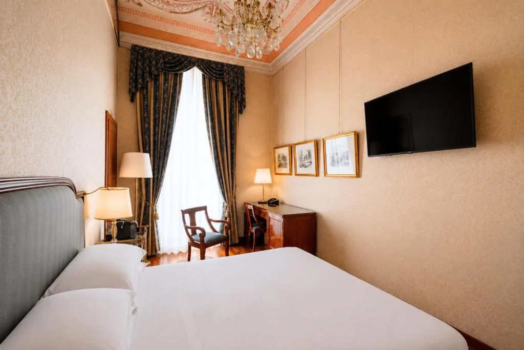 Deluxe Room — Phi Hotel Principe