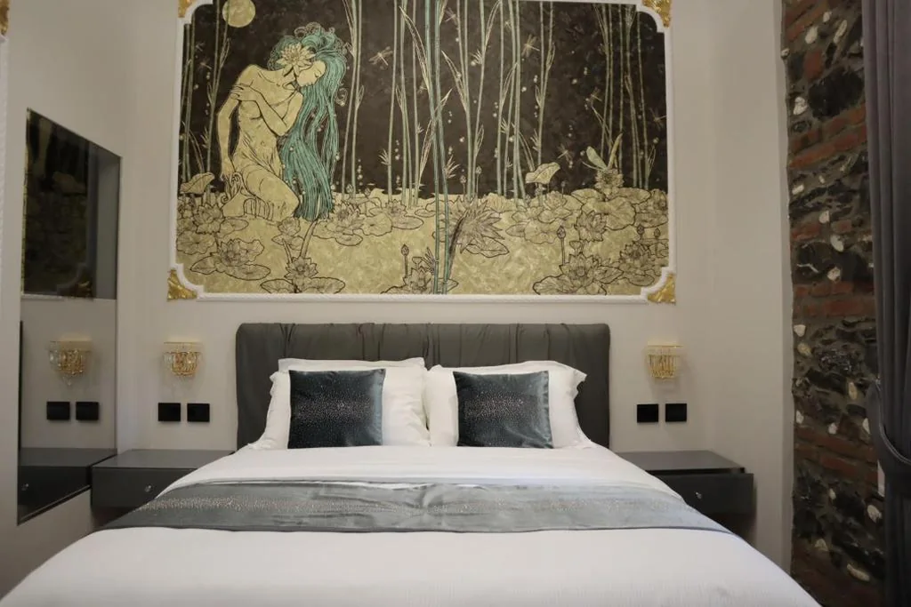 Camera Deluxe — Queen Cattleya Suite