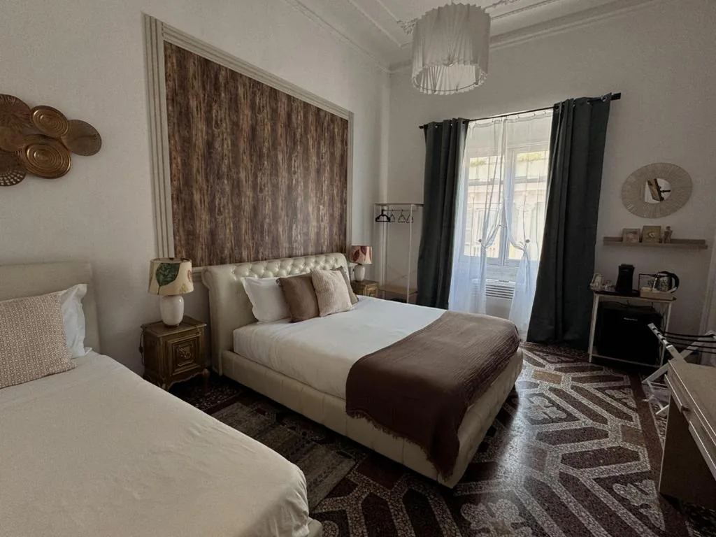 Deluxe Room — THE MOON Genova Suites&Rooms – Historic Palace