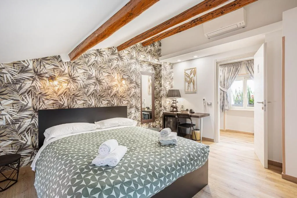 Camera Deluxe — Vatican Vittoria Suites – Urban garden – Rooms – Vatican Museum