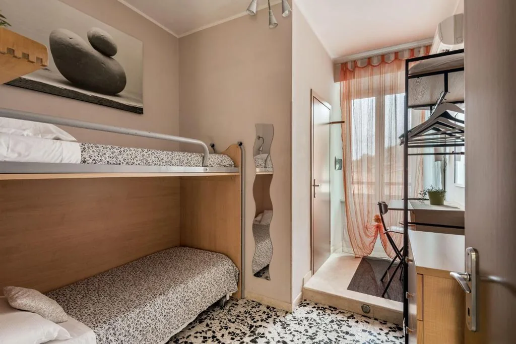 Double Room with Single Bunk Beds — Vecchio Treno guest house