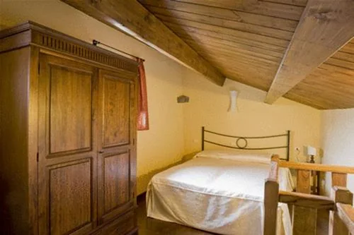 Split-Level Twin Room — La Campana D’Oro
