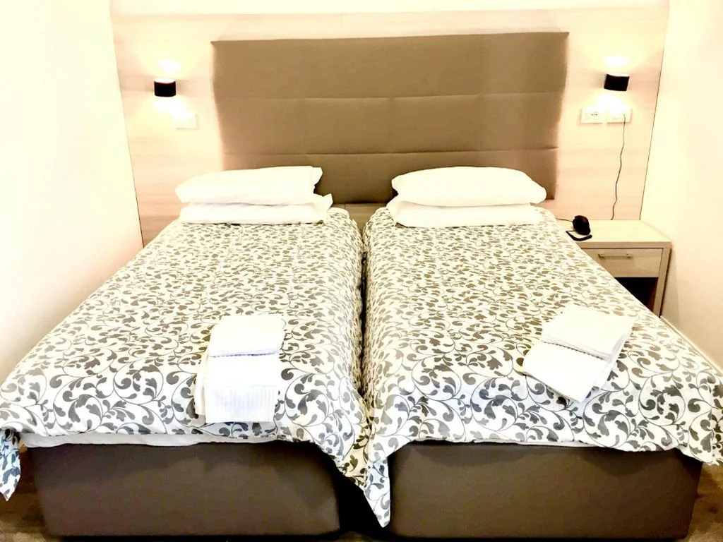 Camera Doppia con Letti Singoli — Academy Hotel
