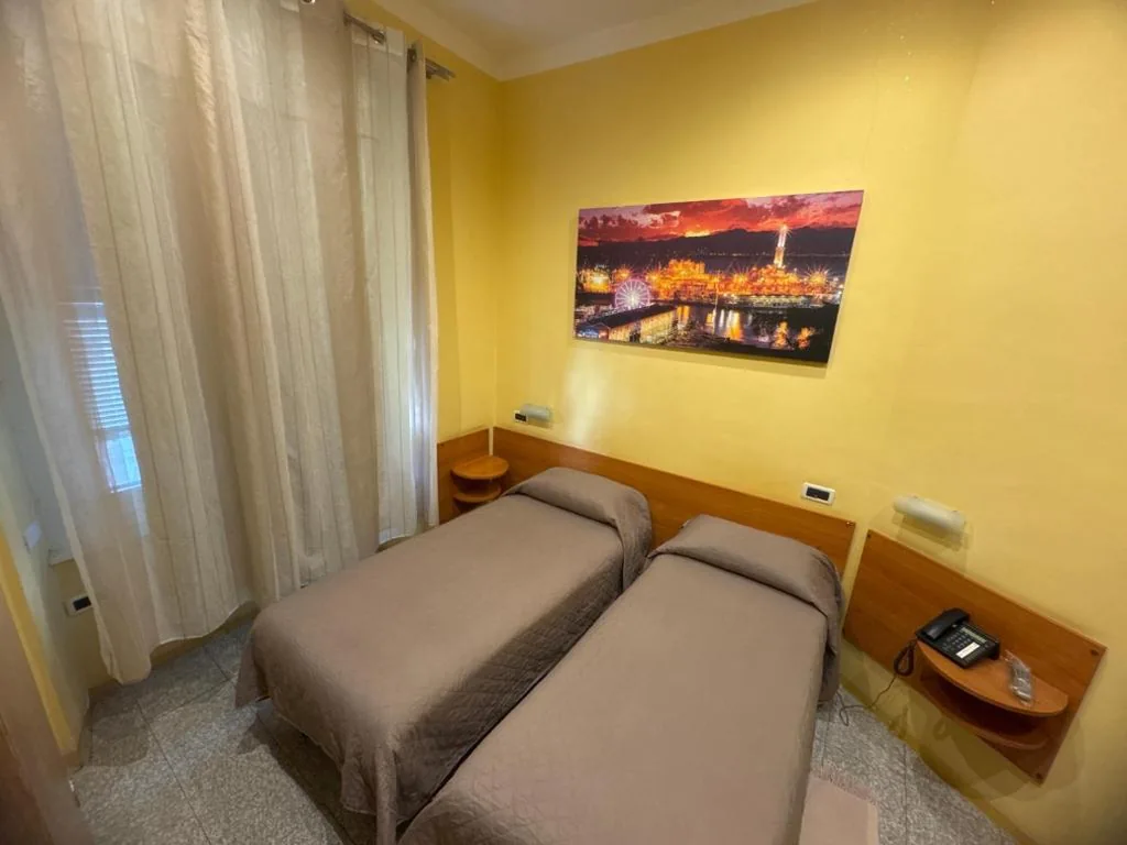 Camera Doppia con Letti Singoli — Albergo Parigi
