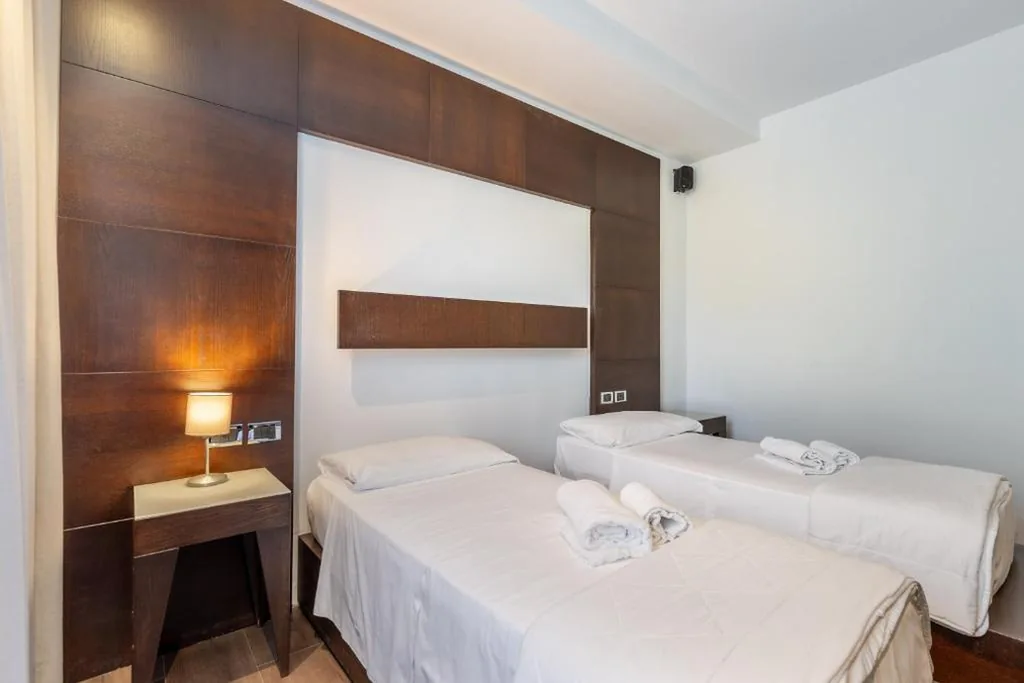 Twin Room — Aston Hotel