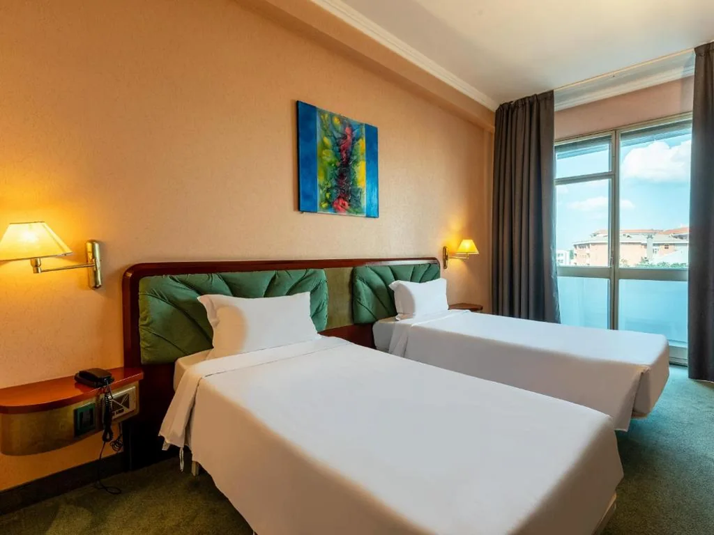 Camera Doppia con Letti Singoli — B&B Hotel Borgaro Torinese
