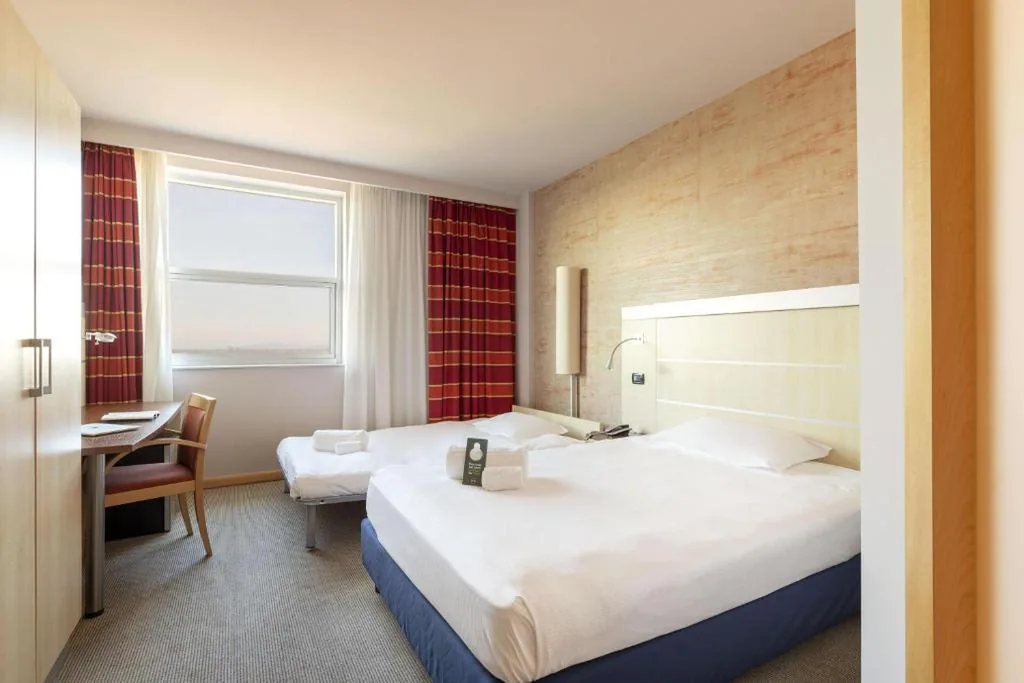 Camera Doppia con Letti Singoli — B&B Hotel Cherasco Langhe